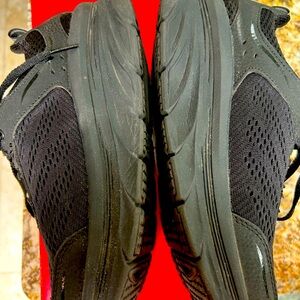 Black Skechers size 8